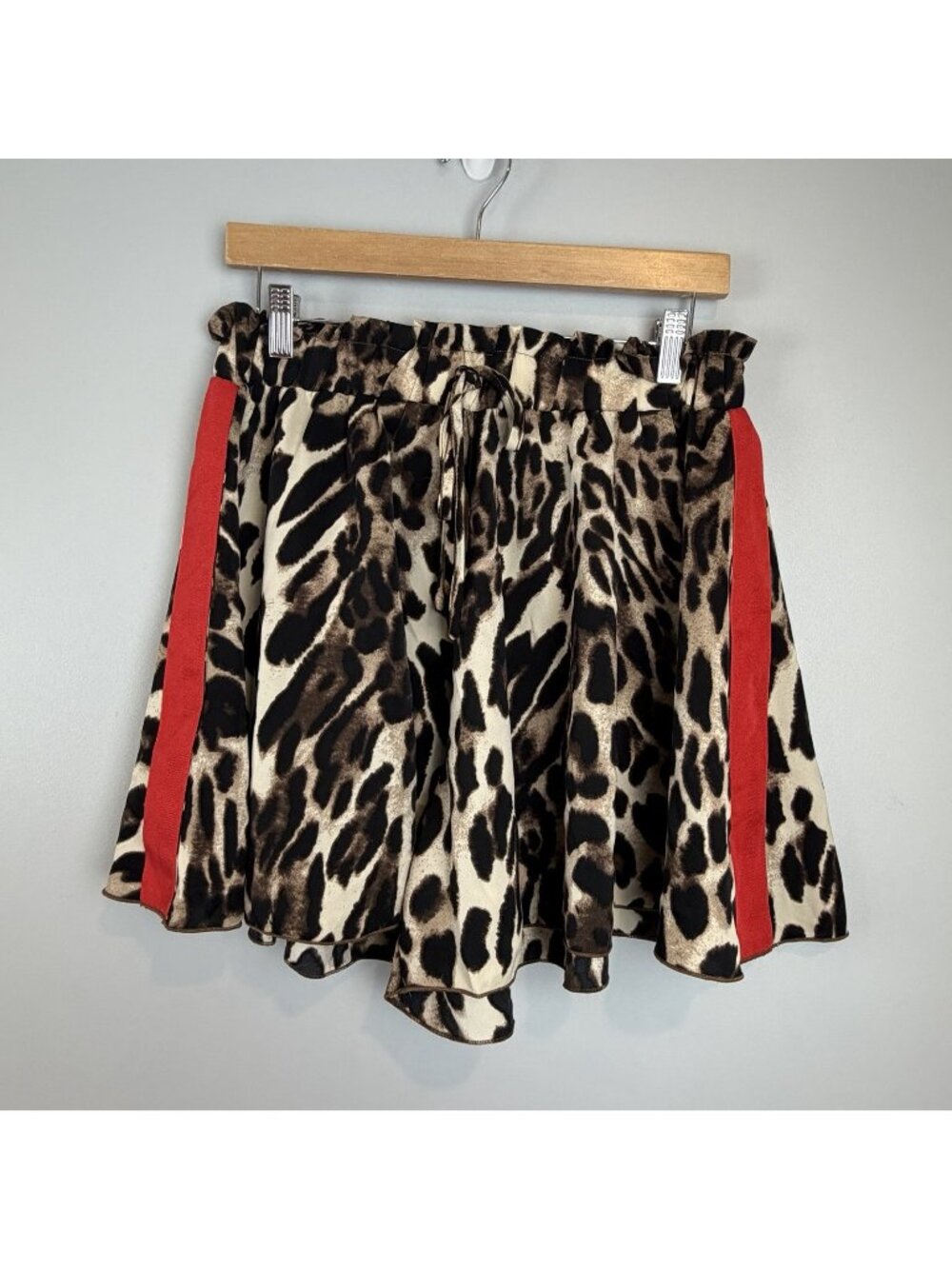 Q2 Leopard Animal Print Flowy Shorts Size Large Red Side Stripe Elastic Waist